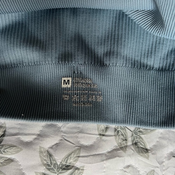 Chic Blue Ribbed Top - Picture 2 of 3